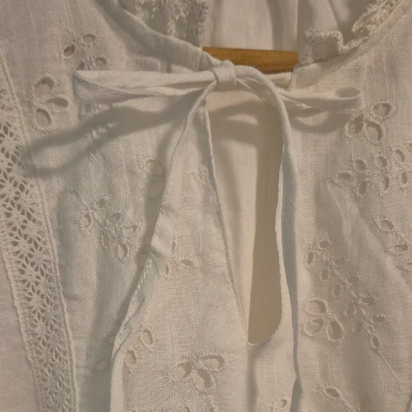 Chic White Ruffled Blouse - Picture 4 of 5